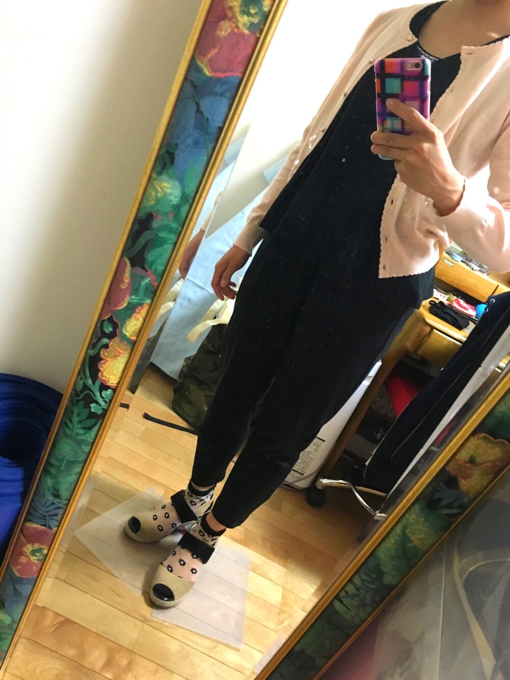 「JEANASISのビーズキャミタンク/558519（キャミソール、ブラック系）」を使った、Asuyaさん（レディース・154cm）の春コーディネートの1枚目の写真