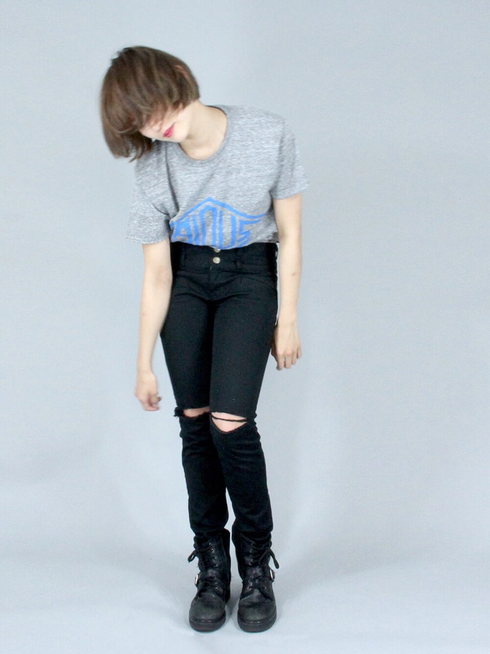 グレー系のTシャツ/カットソー、ブラック系のその他パンツを着用したレディースの夏コーディネートの1枚目の写真