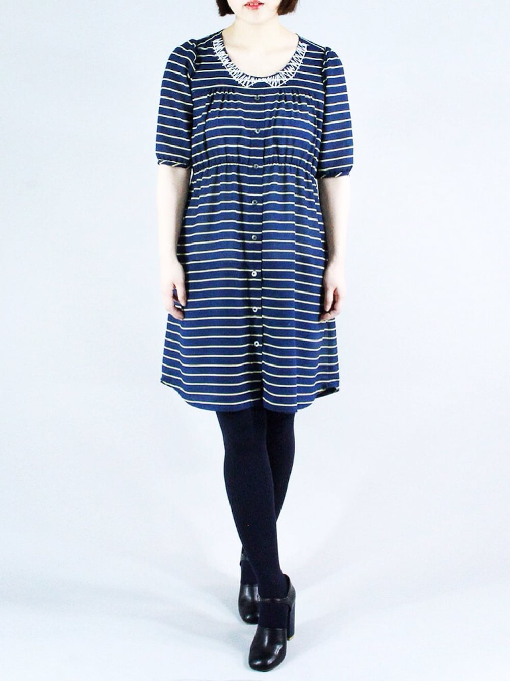 ブルー系のシャツワンピースを着用したレディースの夏コーディネートの1枚目の写真