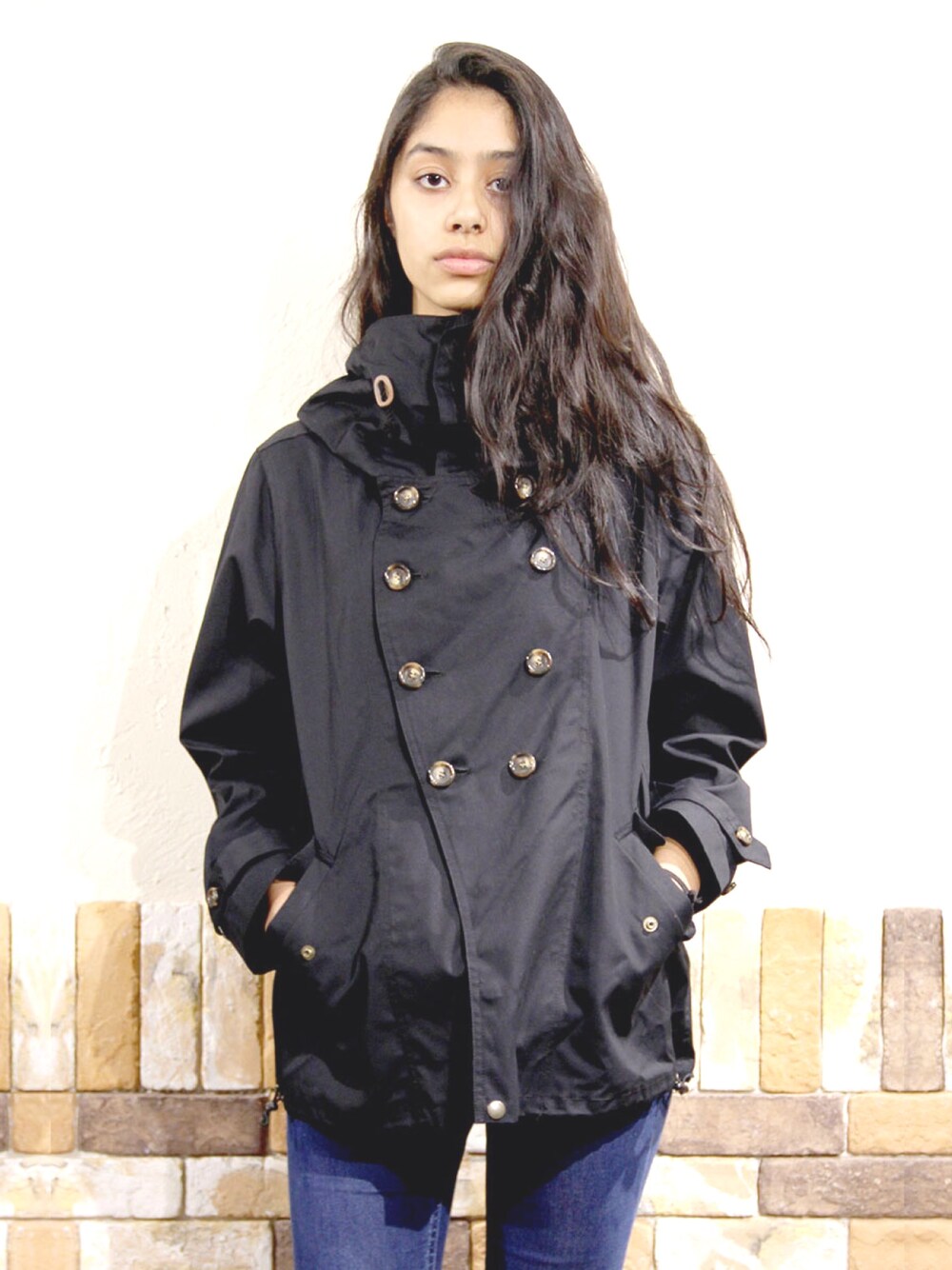 ブラック系のマウンテンパーカーを着用したレディースの秋コーディネートの1枚目の写真