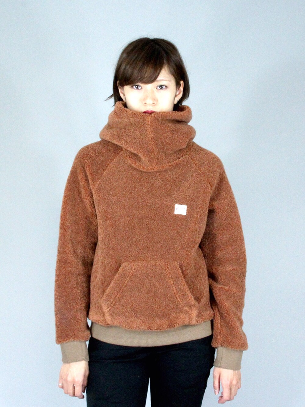 ブラウン系のパーカーを着用したレディースの秋コーディネートの1枚目の写真