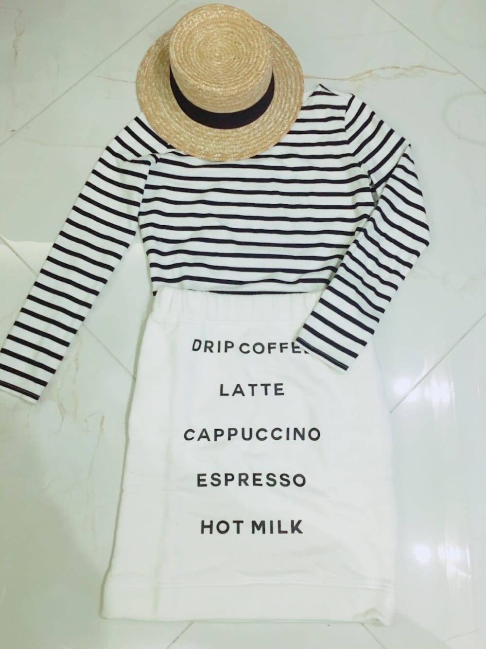 その他のTシャツ/カットソー、ベージュ系のスカート、ブラック系のハットを着用したレディースの春コーディネートの1枚目の写真