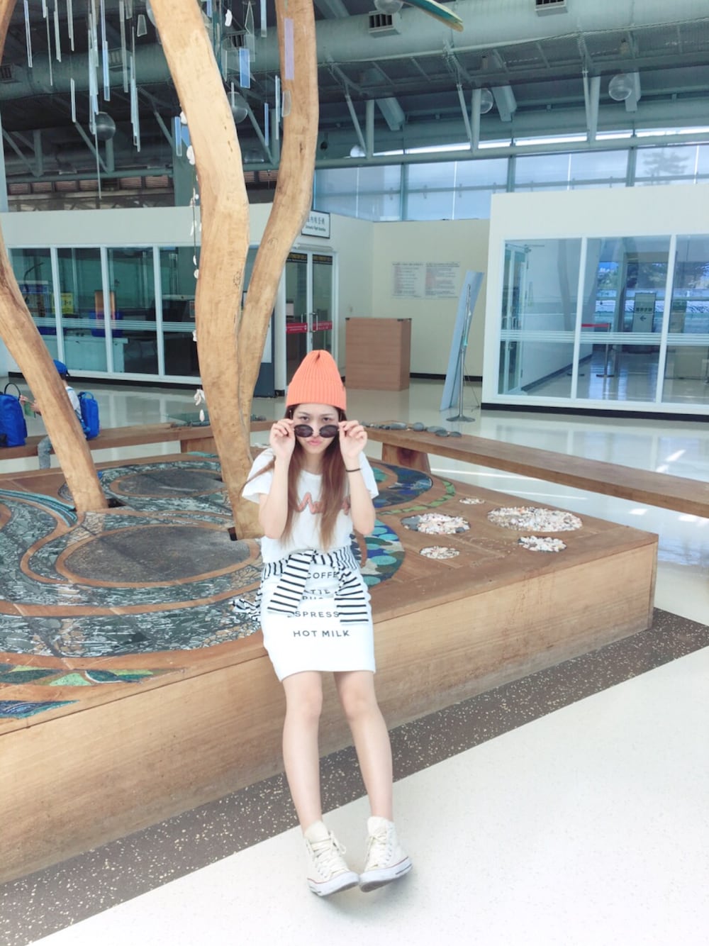 ホワイト系のTシャツ/カットソー、その他のTシャツ/カットソー、ベージュ系のスカートを着用したレディースの春コーディネートの1枚目の写真