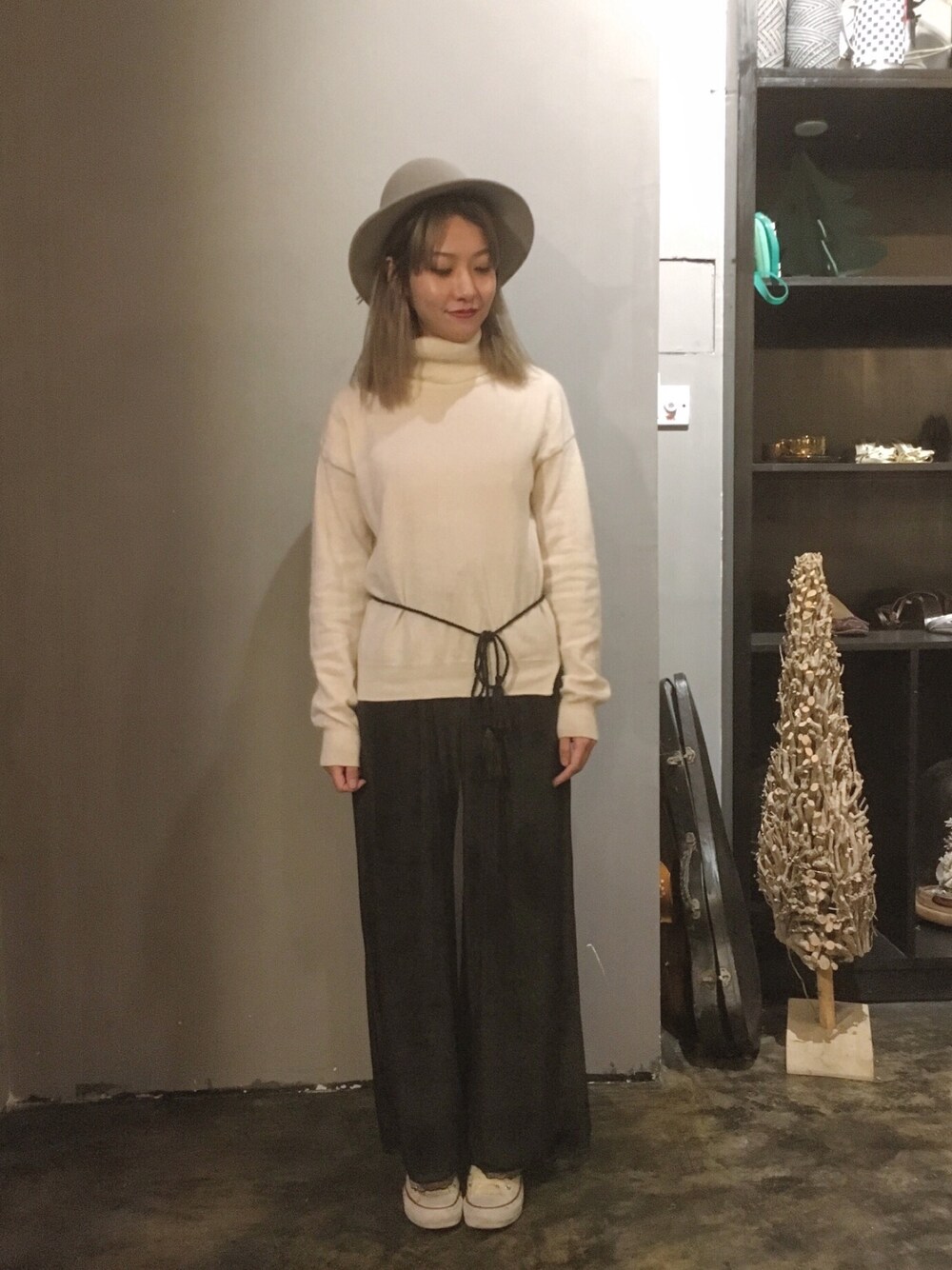 「大人カジュアル、帽子、converse、chelsea、黒、古着」｜「chelseaのアイテム（ニット/セーター、ホワイト系）」を使った、vickiさん（レディース・160cm）の冬コーディネートの1枚目の写真