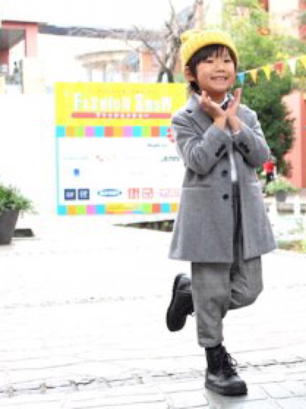 「ARCH & LINEのアイテム（チェスターコート、グレー系）」を使った、kazusaさん（キッズ・120cm）の冬コーディネートの1枚目の写真