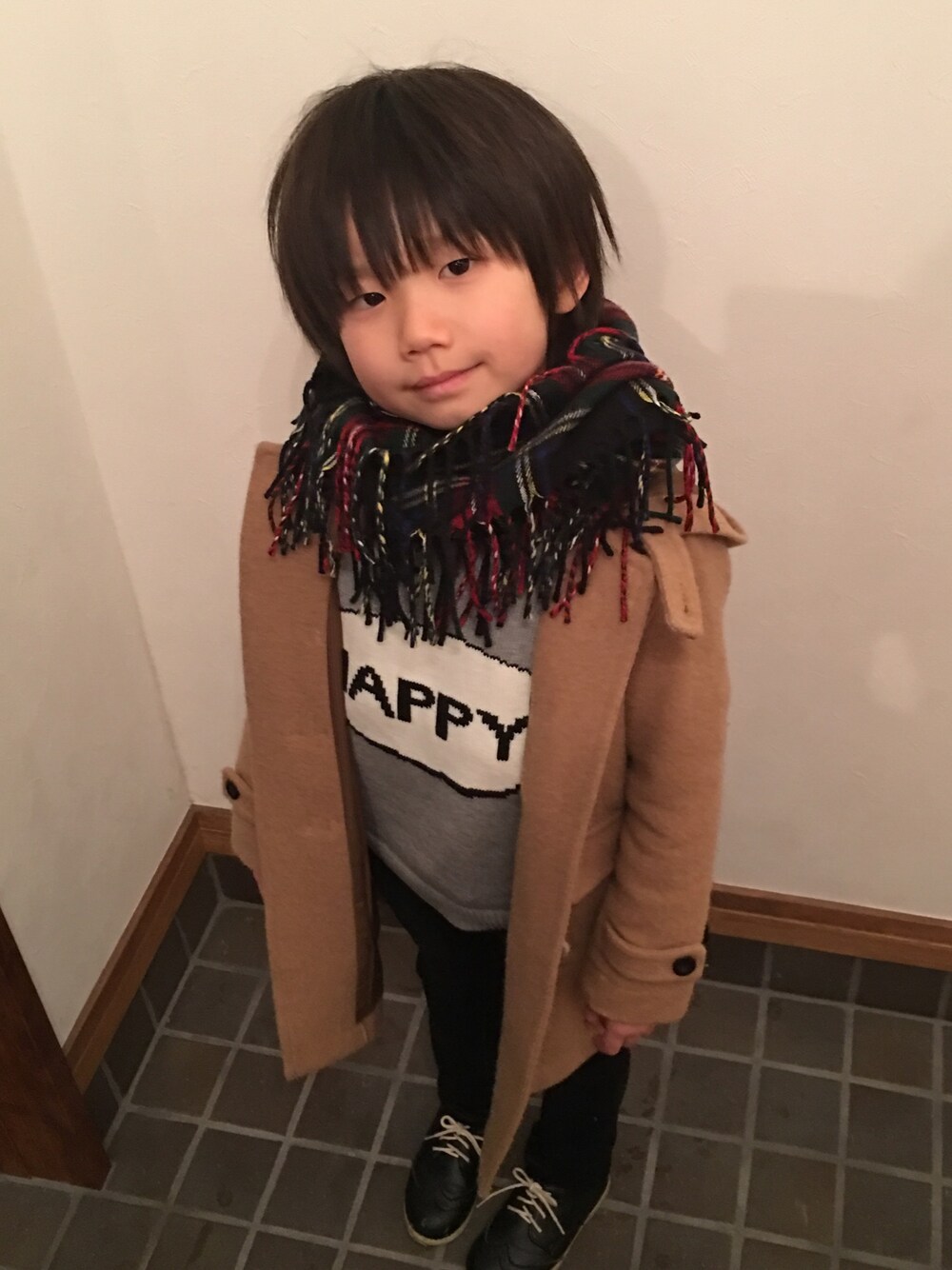 「SmoothyのSmoothy Ring muffler / スムージー リングマフラー（マフラー、ブラック系）」を使った、kazusaさん（キッズ・120cm）の冬コーディネートの1枚目の写真