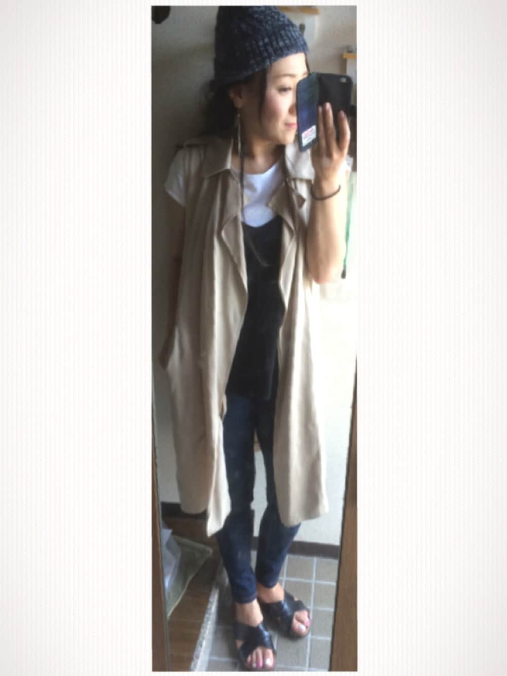 「休日スタイル、カジュアルコーデ、白Tシャツ、レイヤードスタイル、デニムパンツ、ニット帽、大人カジュアル、ジレ、ZARA」｜「TODAYFULのニットキャップ（ニットキャップ/ビーニー、ブルー系）」を使った、sy☆さん（レディース・159cm）の夏コーディネートの1枚目の写真