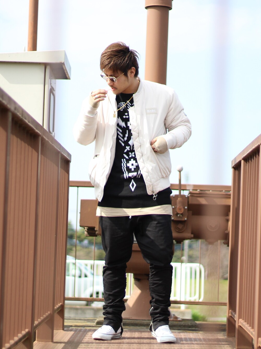 「休日スタイル、スニーカー、ootd、fashion、Dayoff、シンプル、f4f」｜「THOM BROWNEのアイテム（サングラス、ゴールド系）」を使った、たかちゃんさん（メンズ・178cm）の春コーディネートの1枚目の写真