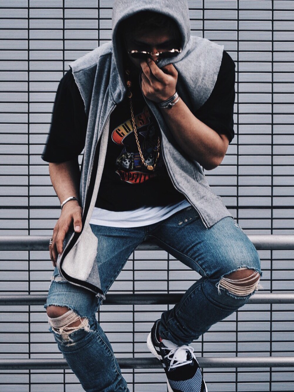 「ootd、デニム、fog、STAMPD、fashion、THOMBROWNE」｜「fogのアイテム（パーカー、グレー系）」を使った、たかちゃんさん（メンズ・178cm）の春コーディネートの1枚目の写真