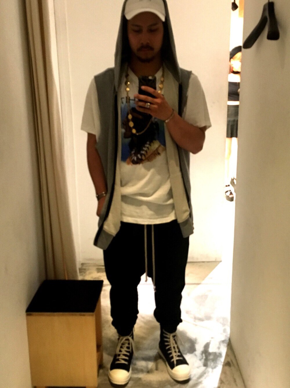 「drkshdw、off white、fog、RICK OWENS、THRASHER、code、street」｜「THRASHERのアイテム（キャップ、ホワイト系）」を使った、たかちゃんさん（メンズ・178cm）の夏コーディネートの1枚目の写真