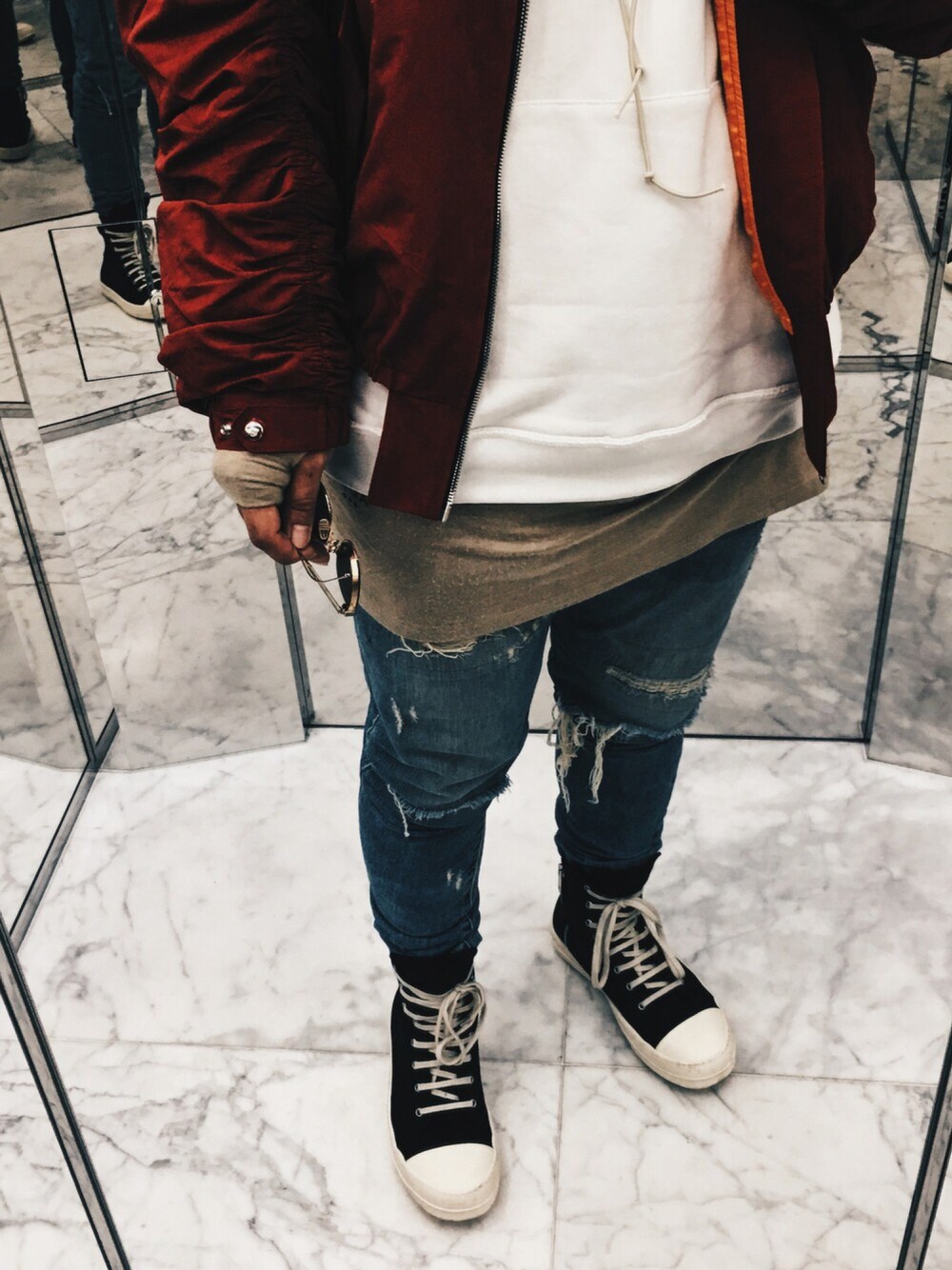 「秋のコーデ、モード、ストリート、おしゃれさんと繋がりたい、秋冬、TOKYO、RICK OWENS、drkshdw」｜「mr.completelyのアイテム（パーカー、ホワイト系）」を使った、たかちゃんさん（メンズ・178cm）の秋コーディネートの1枚目の写真