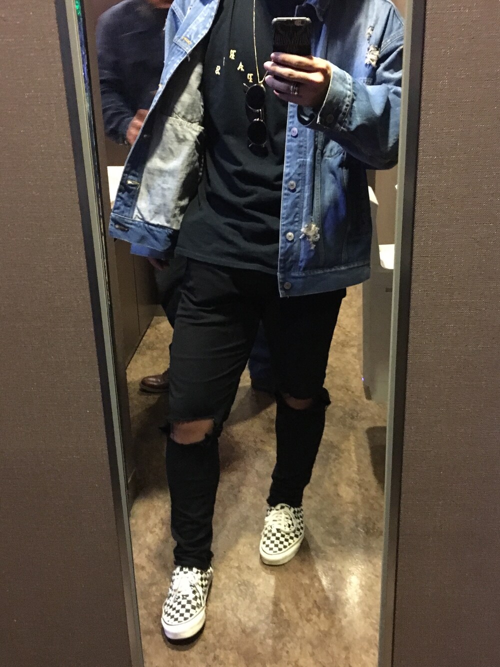 「秋のコーデ、カジュアル、デニムジャケット、ZARA、VANS、ストリート、TOKYO、Japan」｜「i feel like pabloのアイテム（Tシャツ/カットソー、ブラック系）」を使った、たかちゃんさん（メンズ・178cm）の秋コーディネートの1枚目の写真