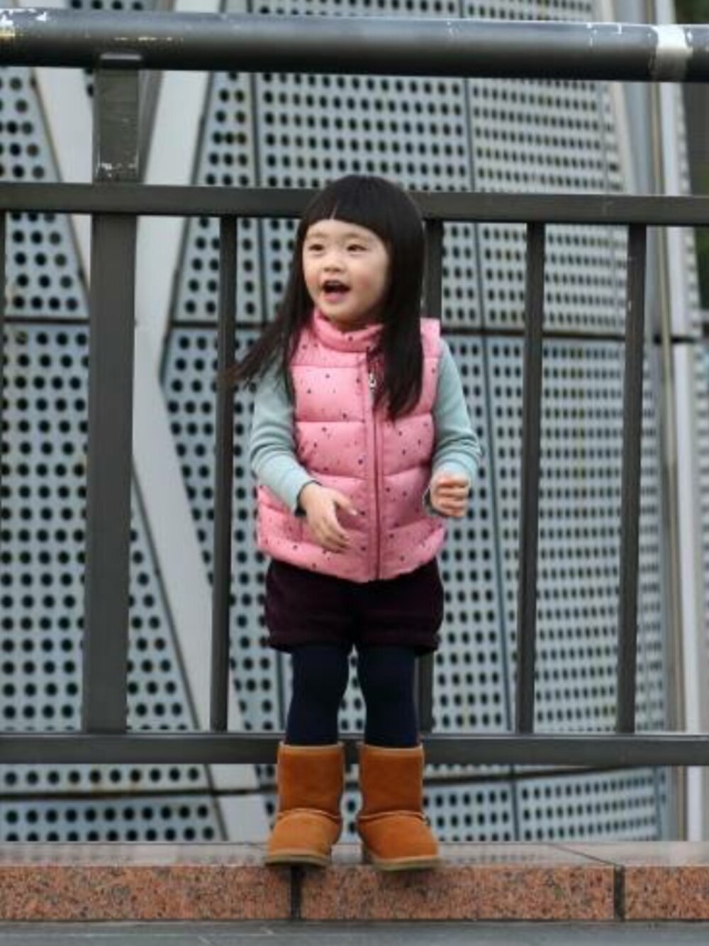 「GAPのアイテム（カーゴパンツ、ブラウン系）」を使った、熏醬さん（キッズ・90cm）の冬コーディネートの1枚目の写真