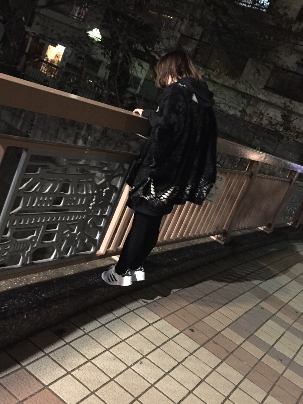 「MAISON KITSUNE、GU、ワンピース、モノトーン、スーパースター、スウェットワンピース、ポンチョ、Daniel Wellington」｜「JEANASISの【待望の通常販売スタート】7Gキカガラポンチョ/568384（ポンチョ、ブラック系）」を使った、🍒nnnnnon🍒さん（レディース・153cm）の秋コーディネートの1枚目の写真