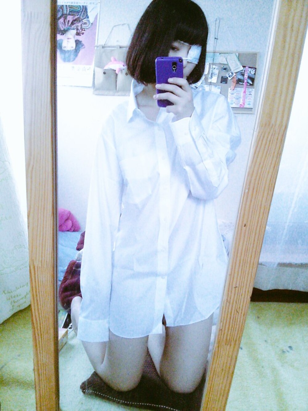 ホワイト系のシャツ/ブラウスを着用したレディースの冬コーディネートの1枚目の写真