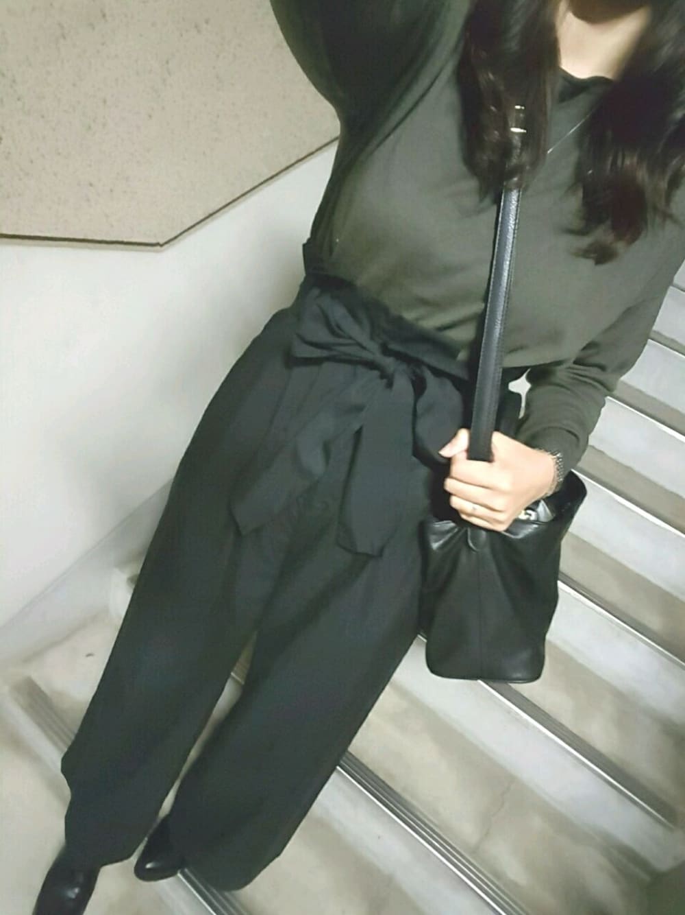 「LEPSIM、ハイウエストパンツ、ワイドパンツ」｜「LEPSIMの13Gドレープロングプルオーバー　569523（ニット/セーター、グリーン系）」を使った、結花さん（レディース・161cm）の秋コーディネートの1枚目の写真