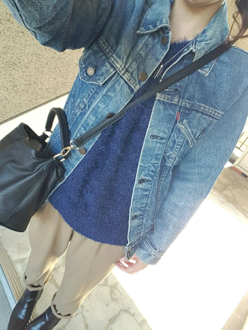 「フェザーヤーン、ニット、ジージャン、リーバイス」｜「Levi'sのアイテム（デニムジャケット、ブルー系）」を使った、結花さん（レディース・161cm）の秋コーディネートの1枚目の写真