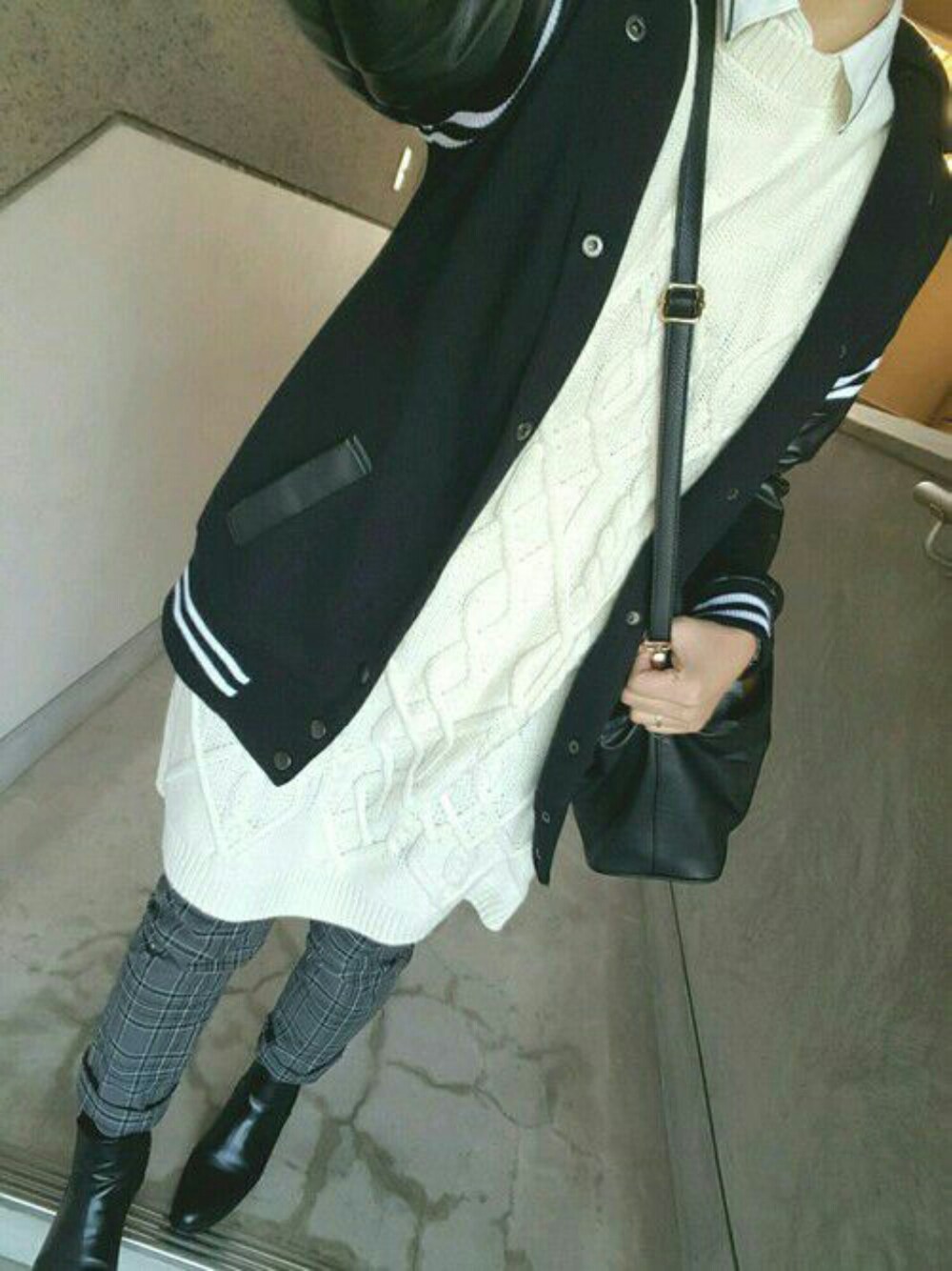 「ニットワンピース、白ニットワンピ、チェックパンツ、カジュアル、ニット帽、おだんごヘアー、モノトーン、モノトーンコーデ、白×黒×グレー、ショートブーツ」｜「E hyphen world galleryのアイテム（ブルゾン、ブラック系）」を使った、結花さん（レディース・161cm）の冬コーディネートの1枚目の写真
