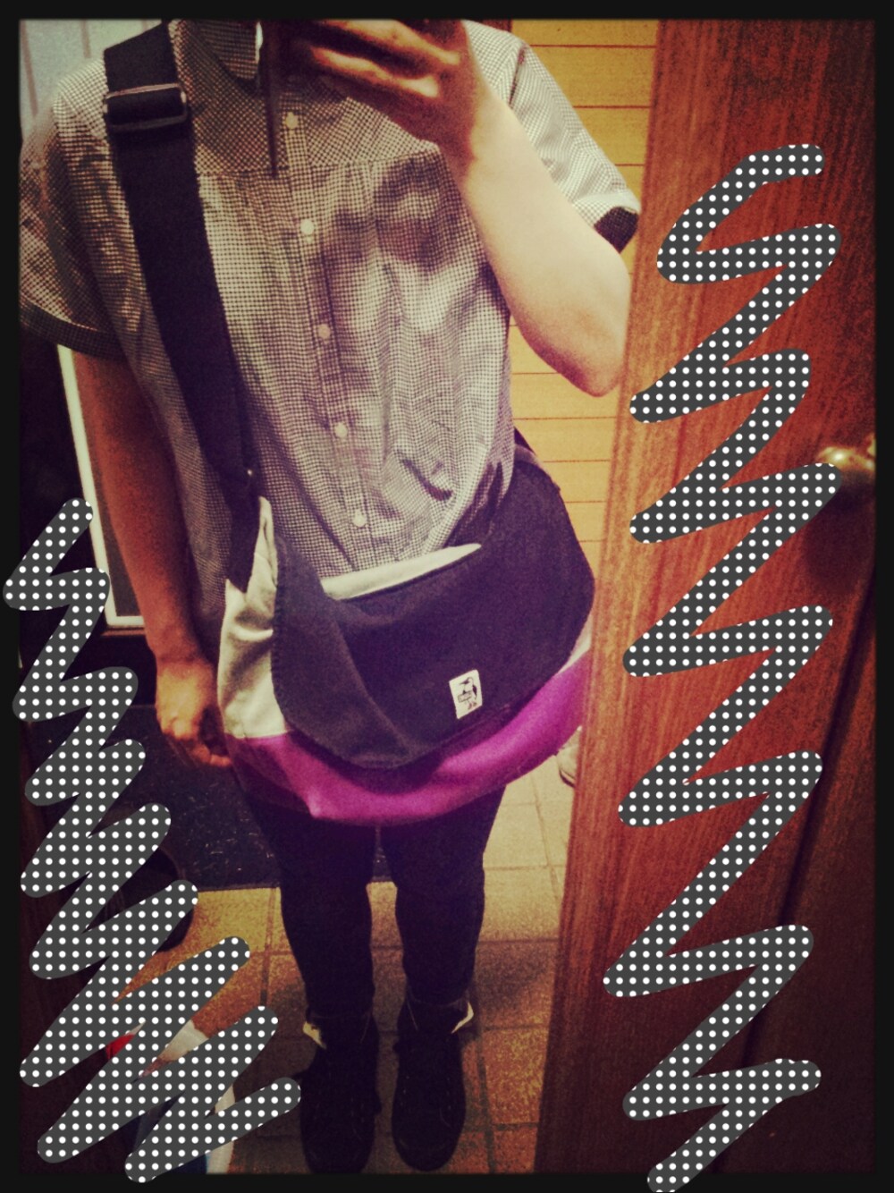 「スニーカー、チェックシャツ、UNIQLO、earth music&ecology、メッセンジャーバッグ、CHUMS、Samansa Mos2」｜「earth music&ecologyのチェックシャツ（シャツ/ブラウス、ブルー系）」を使った、みずきさん（レディース・150cm）の夏コーディネートの1枚目の写真