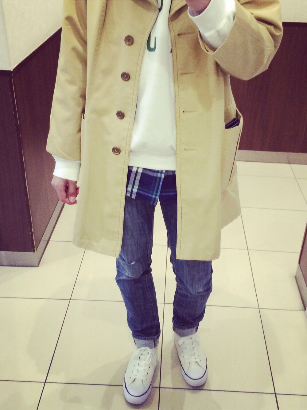 「コート、マークバイマークジェイコブス、MARC BY MARC JACOBS、デニム、リーバイス、Levis、カレッジスウェット、カレッジ、VANS、ホワイトスニーカー」｜「no brandのアイテム（ダウンジャケット/コート、ベージュ系）」を使った、takmさん（メンズ・173cm）の冬コーディネートの1枚目の写真