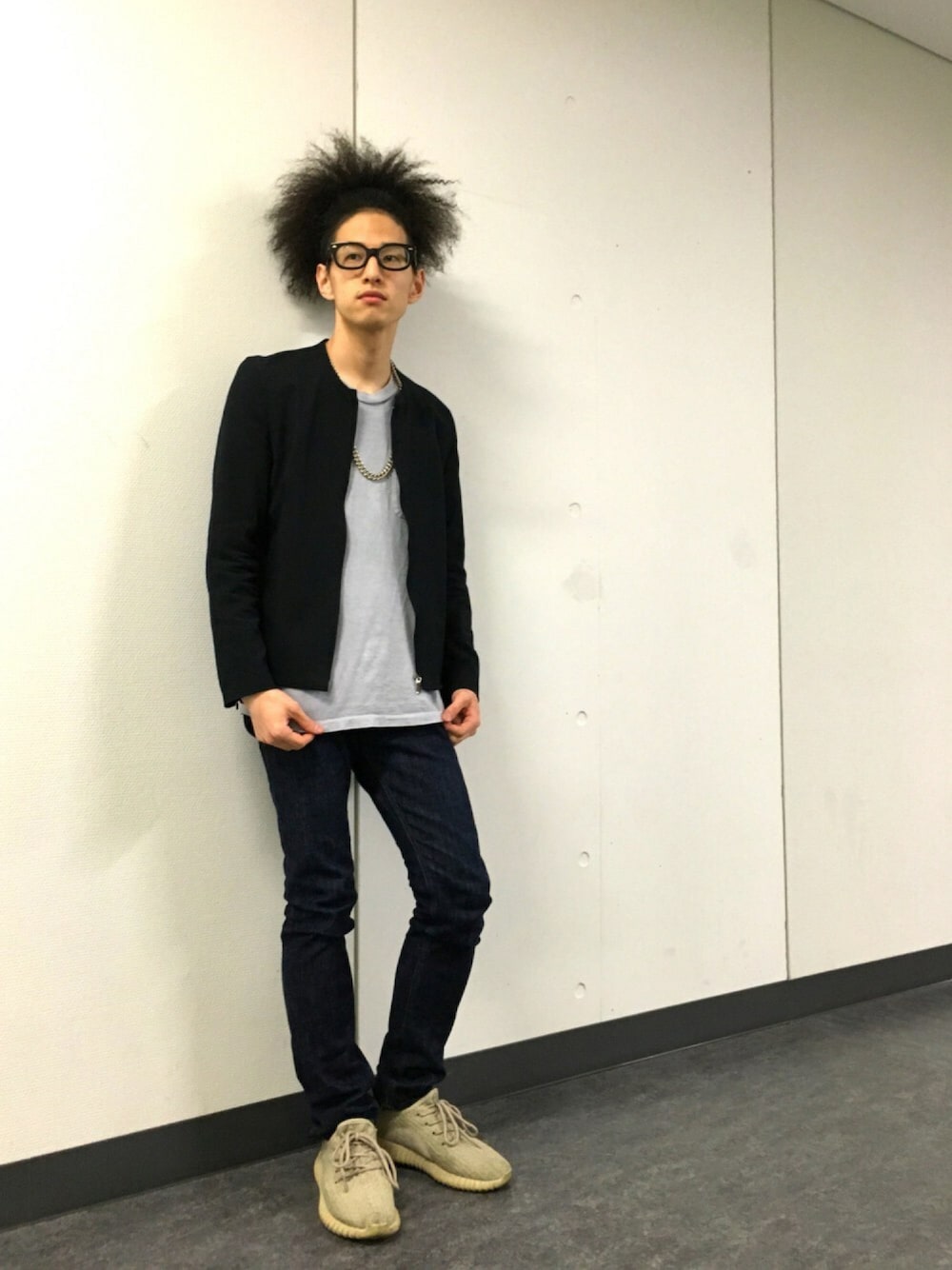 「はるコーデ、渋谷、シンプル」｜「good thingのアイテム（Tシャツ/カットソー、グレー系）」を使った、Y.B.さん（メンズ・170cm）の春コーディネートの1枚目の写真
