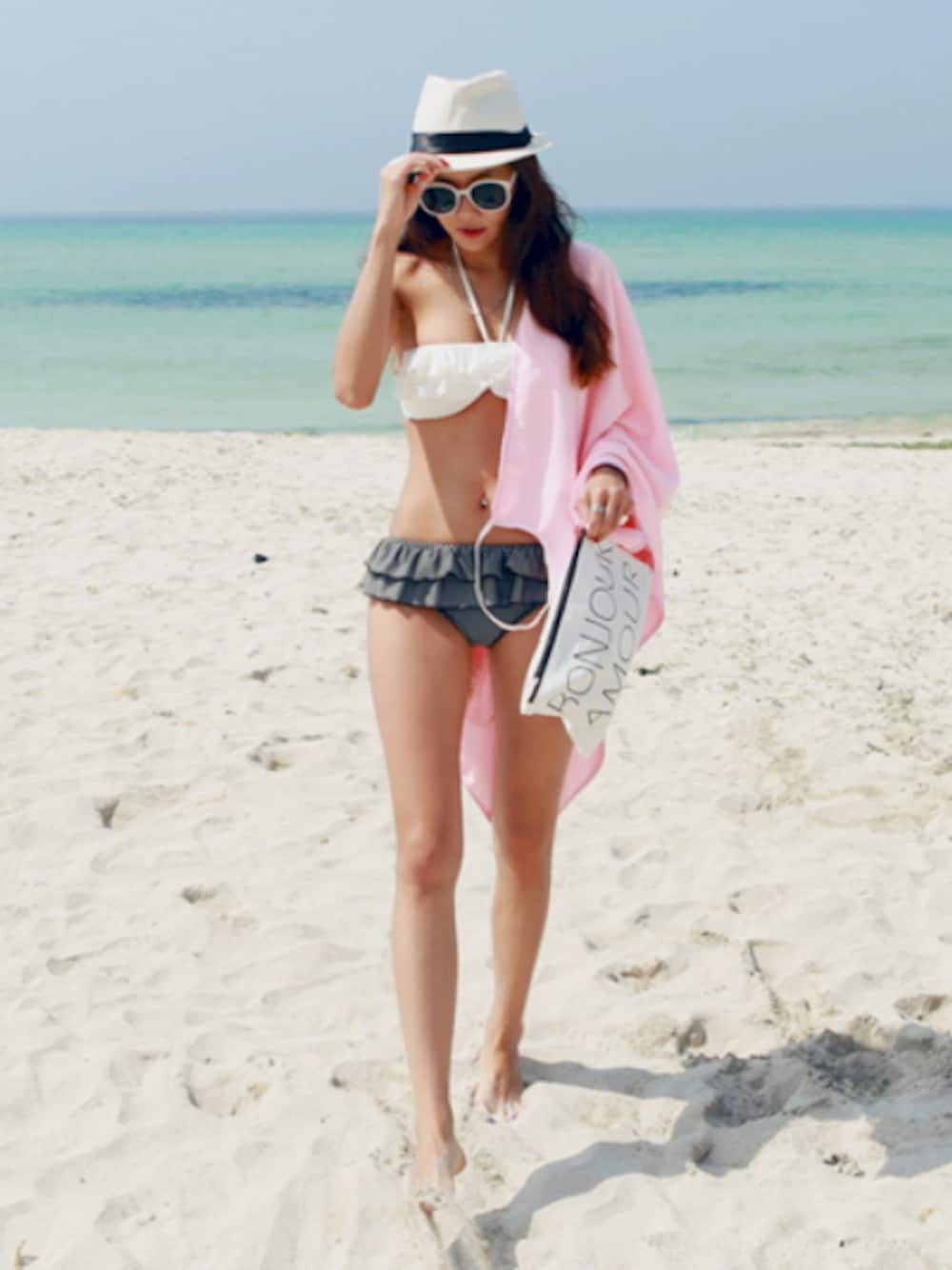 「海、フリル、配色、 水着、ビーチ、海コーデ、bikini、ビキニ、ビーチスタイル、ビーチコーデ」｜「段々フリル配色ビキニ（水着、ホワイト系）」を使った、I_AM_YURIさん（レディース・167cm）の夏コーディネートの1枚目の写真