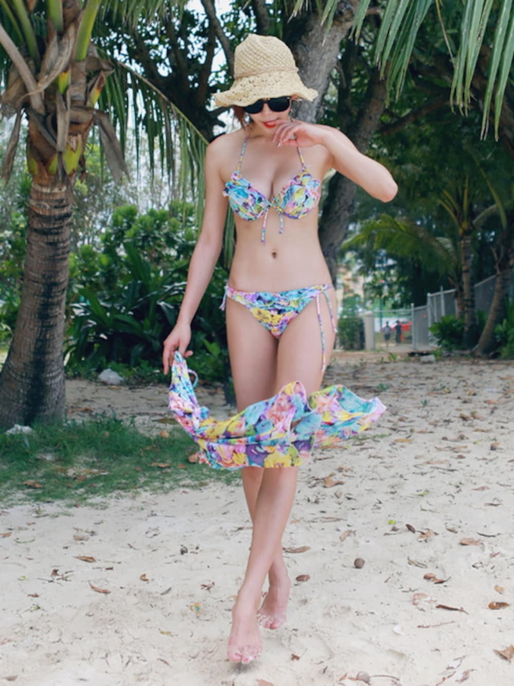 「ワンピース、水着、麦わら帽子、海コーデ、bikini、海スタイル、ビキニ、ビーチスタイル、ビーチコーデ、ポタニカル柄」｜「ワンピース付きフローラル柄ビキニ（水着、ブルー系）」を使った、I_AM_YURIさん（レディース・167cm）の夏コーディネートの1枚目の写真