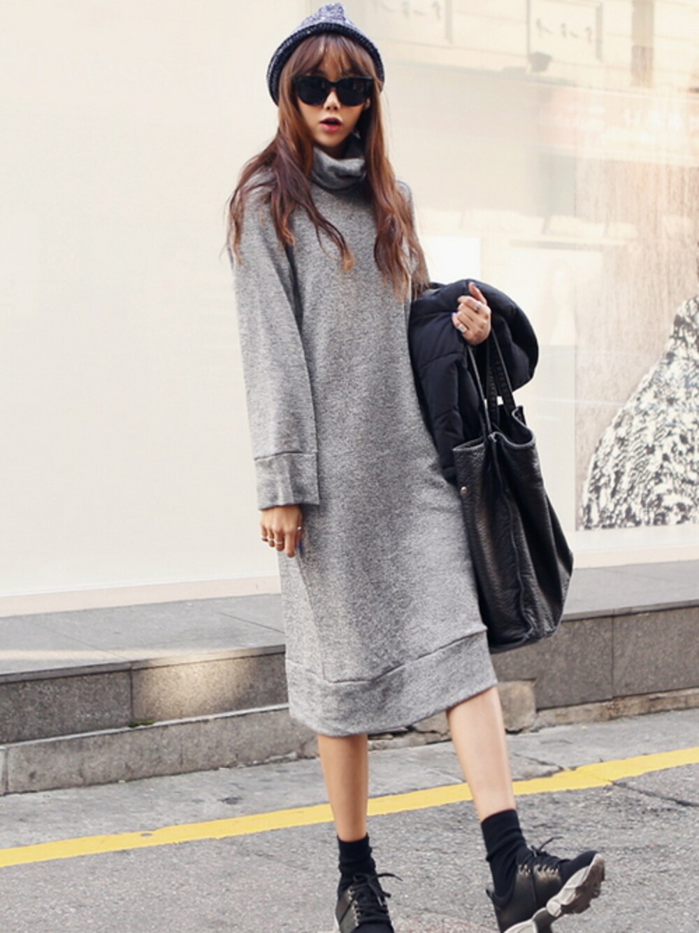 「スニーカー、トートバッグ、ワンピース、秋のコーデ、秋ファッション、タートルネック、スニーカーコーデ、2014AW、 カジュアルワンピース、秋の新作」｜「メランジタートルネックワンピース （ワンピース、グレー系）」を使った、I_AM_YURIさん（レディース・167cm）の秋コーディネートの1枚目の写真