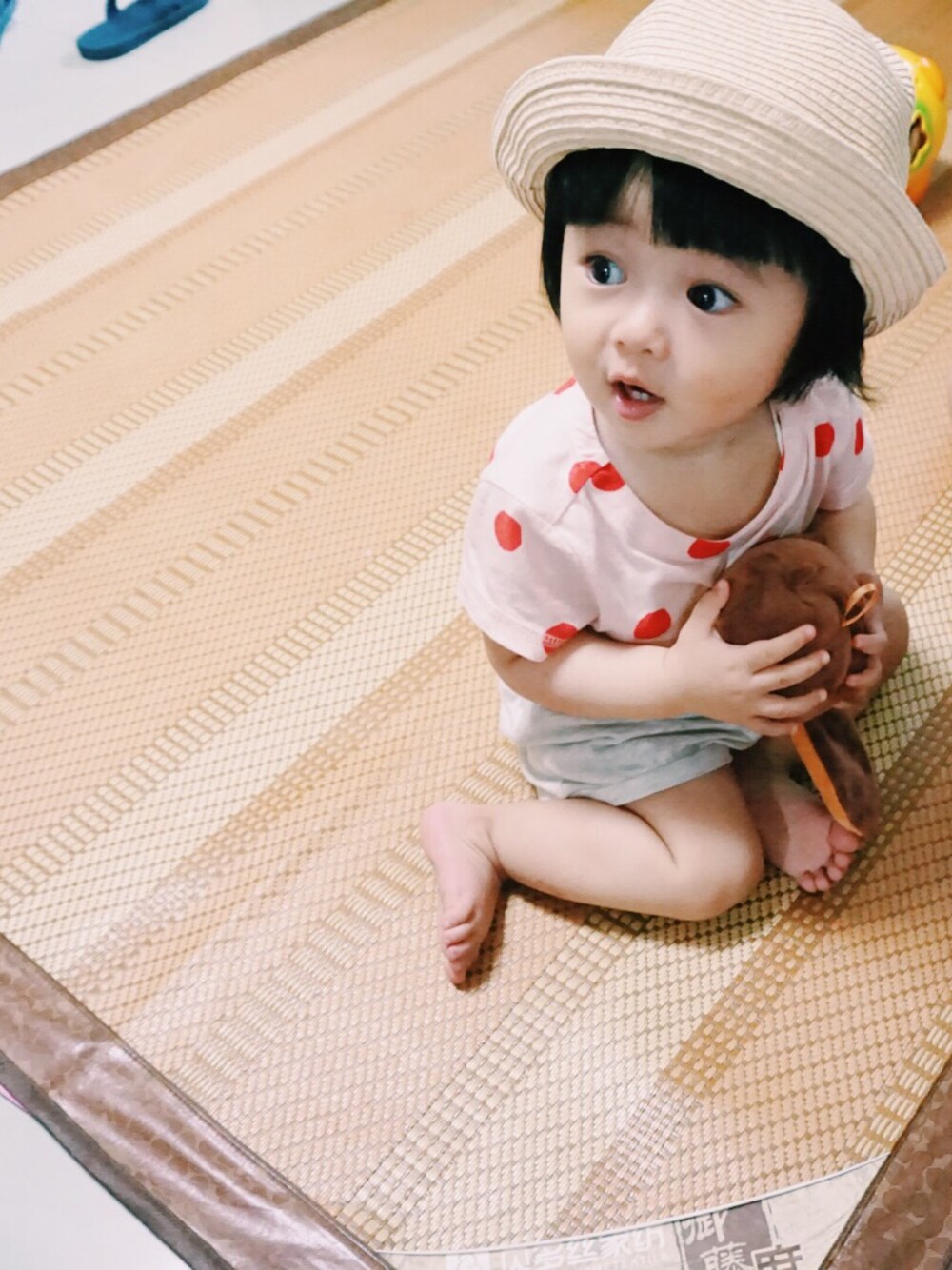 「ZARA KIDSのアイテム（サンバイザー、ベージュ系）」を使った、LUCAさん（キッズ・80cm）の春コーディネートの1枚目の写真
