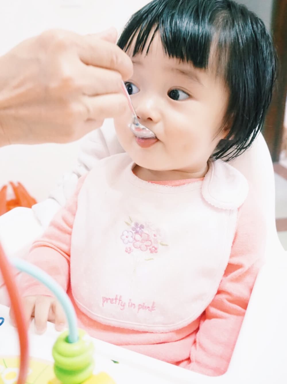 「Carter'sのアイテム（スタイ/よだれかけ、ピンク系）」を使った、LUCAさん（キッズ・80cm）の春コーディネートの1枚目の写真
