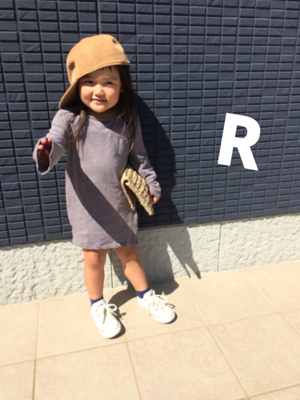 「キャップ、オーバーサイズ、クラッチバッグ、TODAYFUL、コンバース、ZARA」｜「TODAYFULのコーデュロイキャップ（キャップ、ベージュ系）」を使った、NRFさん（キッズ・90cm）の秋コーディネートの1枚目の写真