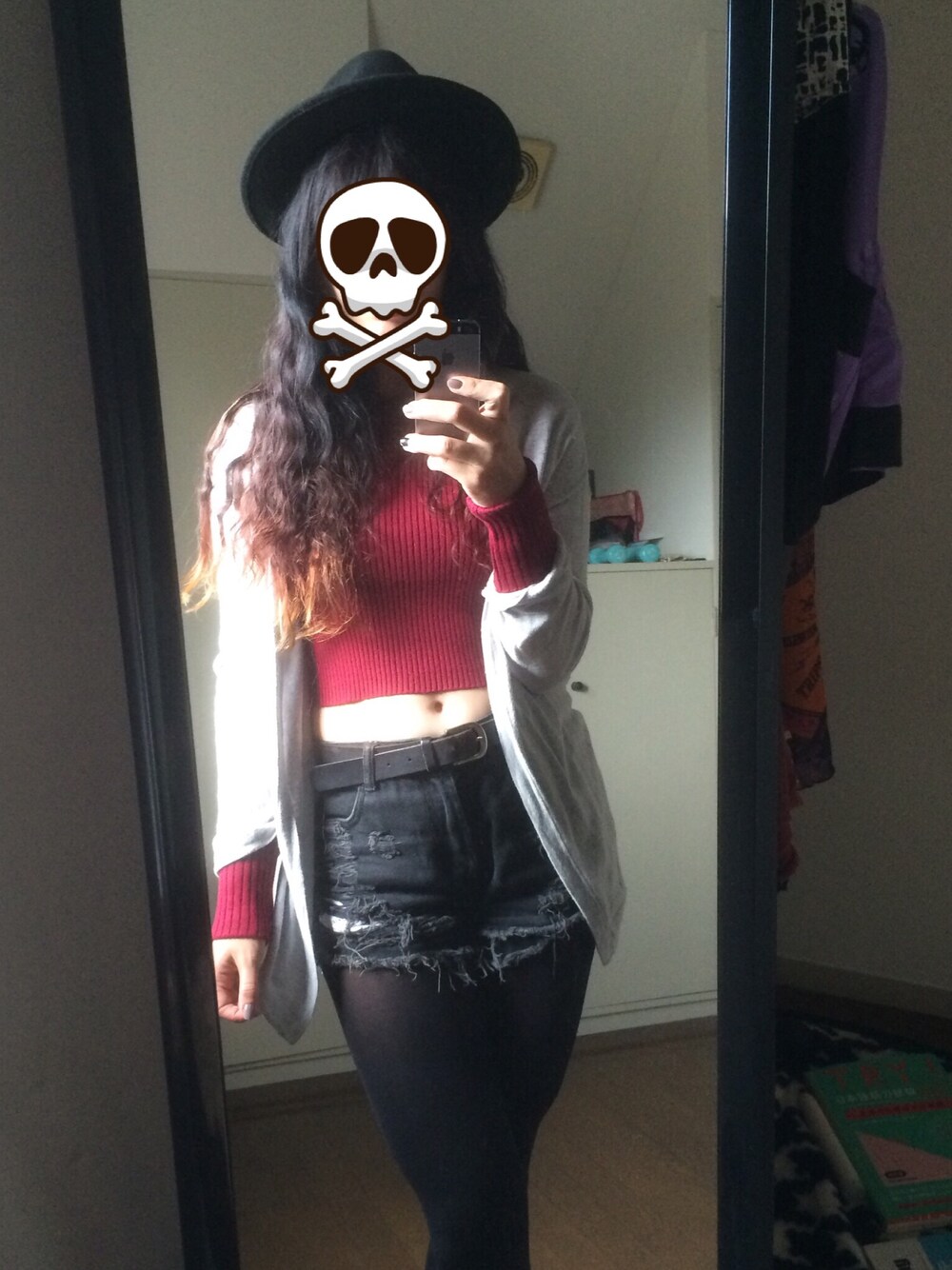 「カジュアル、休日スタイル、秋のコーデ、croptop、distressed jeans」｜「FOREVER 21のアイテム（ニット/セーター、レッド系）」を使った、Meegsさん（レディース・166cm）の秋コーディネートの1枚目の写真