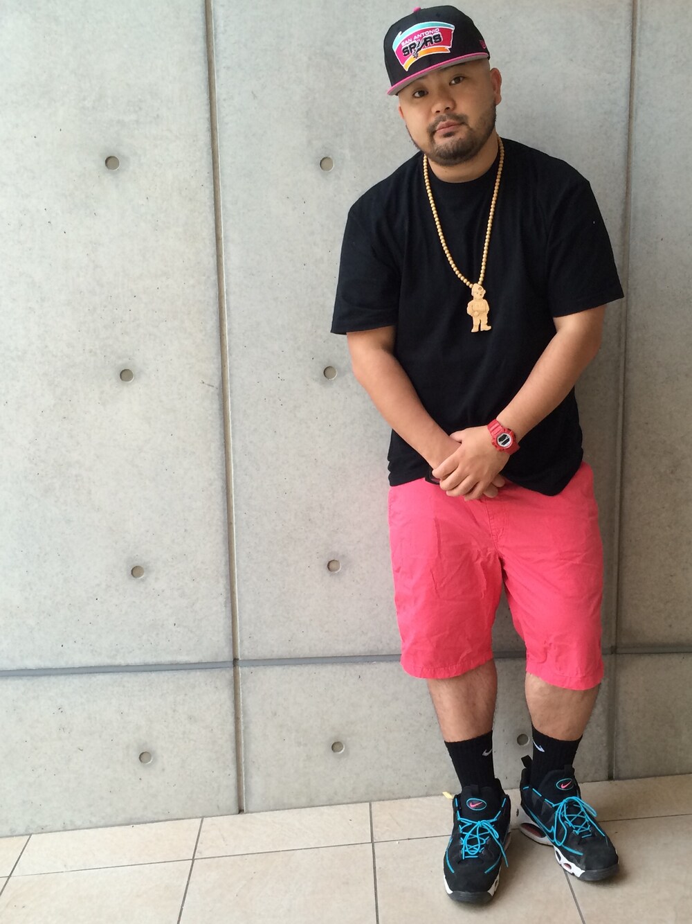 ブラック系のスニーカー、ブラック系のキャップを着用したメンズの春コーディネートの1枚目の写真