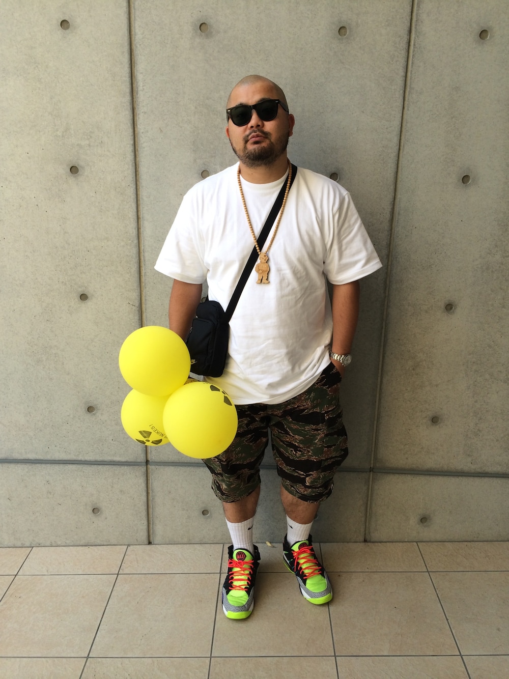 「ストリート、スポーツミックス、ナイキスニーカー、迷彩パンツ、白Tシャツ、派手柄スニーカー、無地T」｜「A BATHING APEのA Bathing Apeのタイガーカモショーツ（その他パンツ、グリーン系）」を使った、平地大樹 aka ひらっちさん（メンズ・176cm）の春コーディネートの1枚目の写真