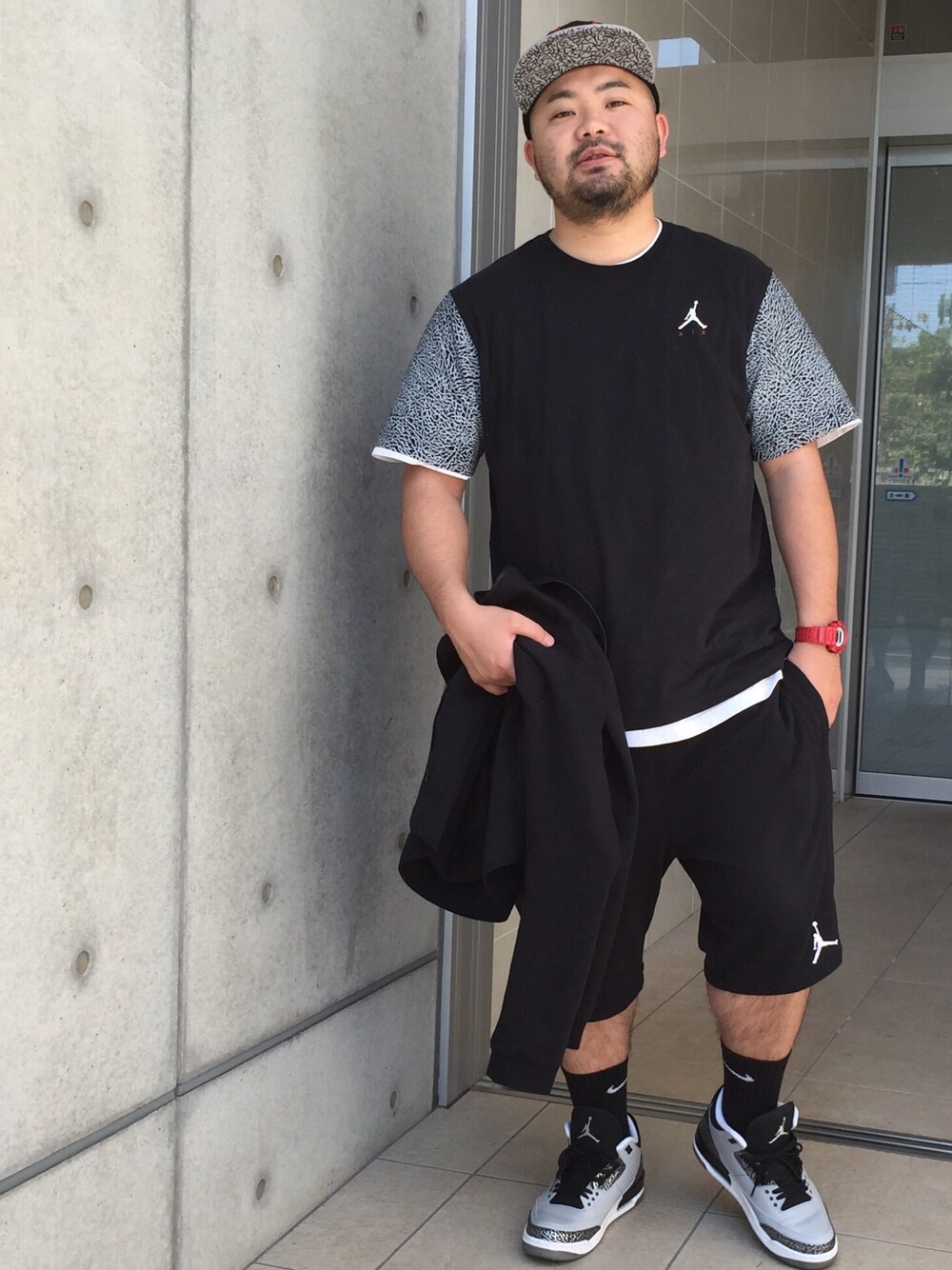 ブラック系のTシャツ/カットソー、ブラック系のその他パンツ、グレー系のスニーカーを着用したメンズの夏コーディネートの1枚目の写真