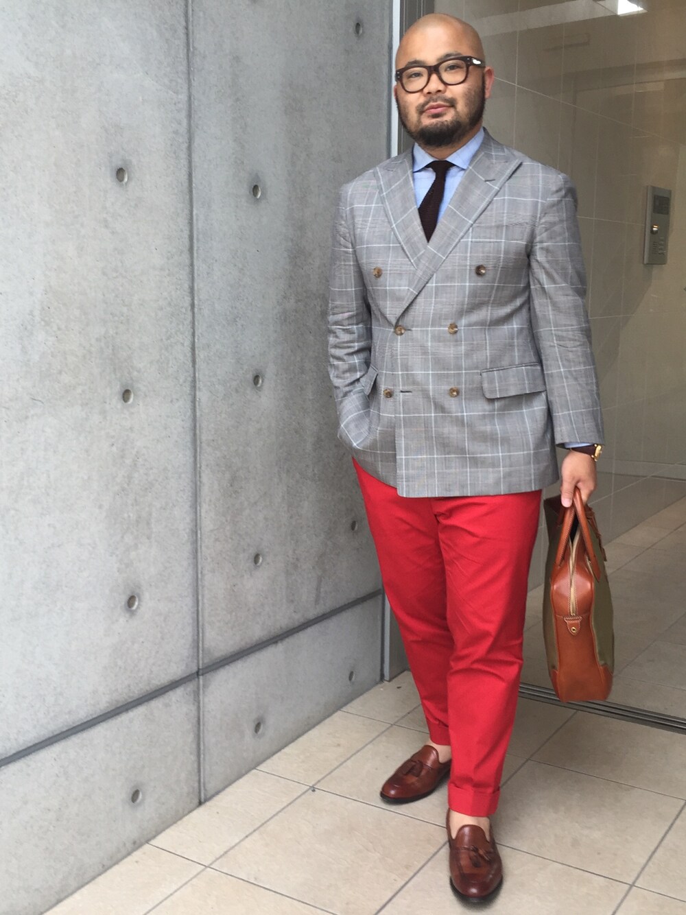 グレー系のテーラードジャケット、グリーン系のビジネスバッグ、ブラウン系のドレスシューズを着用したメンズの夏コーディネートの1枚目の写真