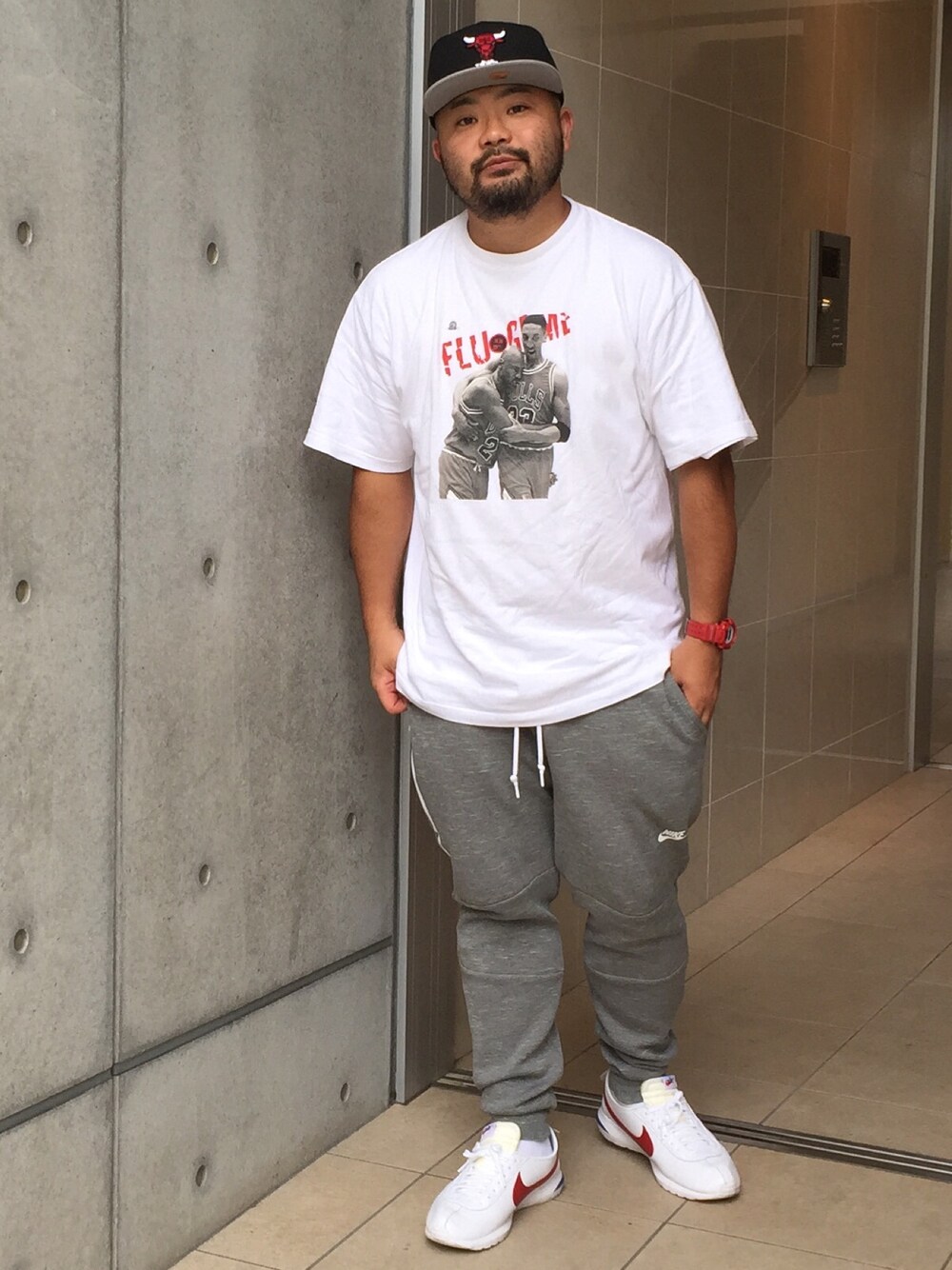 グレー系のその他パンツ、ホワイト系のスニーカー、レッド系のアナログ腕時計を着用したメンズの夏コーディネートの1枚目の写真