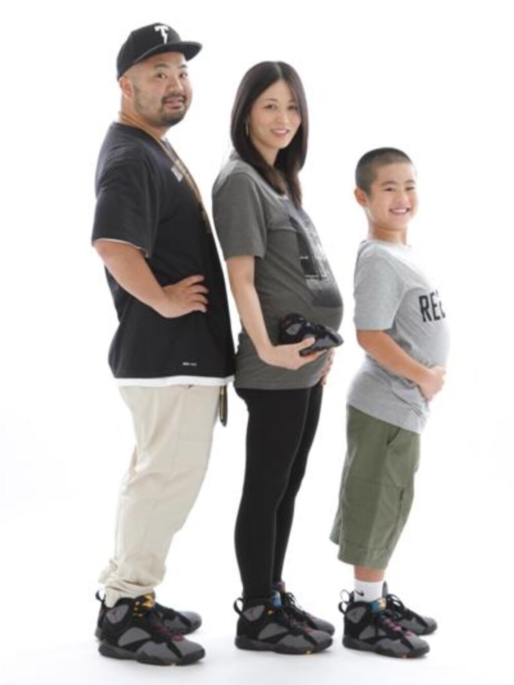 ベージュ系のその他パンツ、ブラック系のTシャツ/カットソー、グレー系のTシャツ/カットソーを着用したメンズの夏コーディネートの1枚目の写真