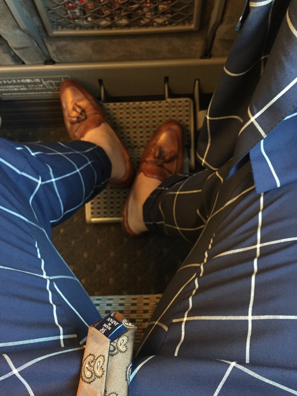 ブラウン系のネクタイ、ブラウン系のドレスシューズを着用したメンズの秋コーディネートの1枚目の写真