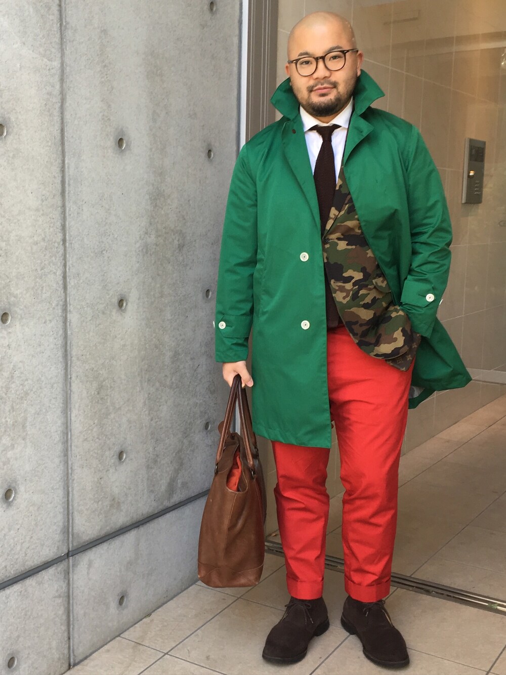 ブラウン系のネクタイ、ブラウン系のトートバッグ、ブラウン系のブーツを着用したメンズの秋コーディネートの1枚目の写真