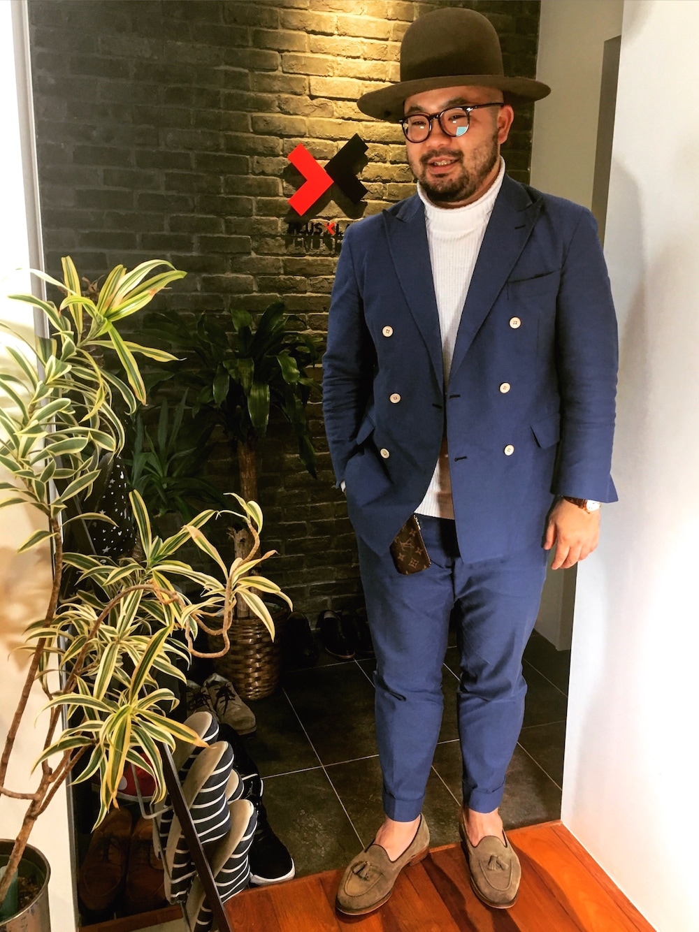 グリーン系のシューズ、ホワイト系のニット/セーター、ブラウン系のハットを着用したメンズの春コーディネートの1枚目の写真