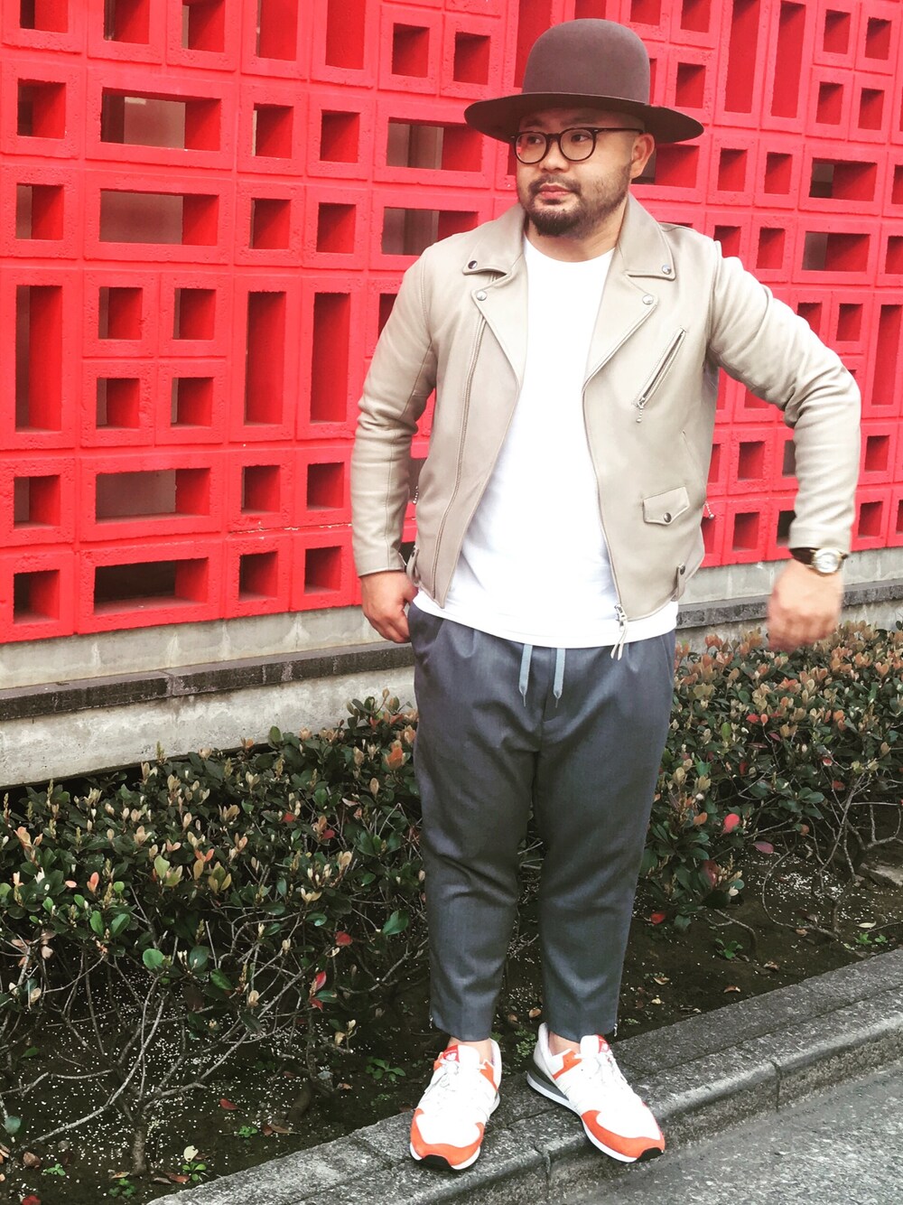 グレー系のその他パンツ、ホワイト系のTシャツ/カットソー、ホワイト系のスニーカーを着用したメンズの春コーディネートの1枚目の写真