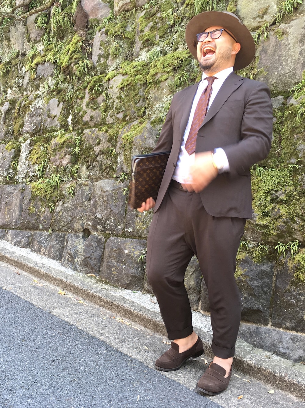 ブラウン系のネクタイ、ブラウン系のその他シューズ、ブラウン系のセットアップを着用したメンズの夏コーディネートの1枚目の写真