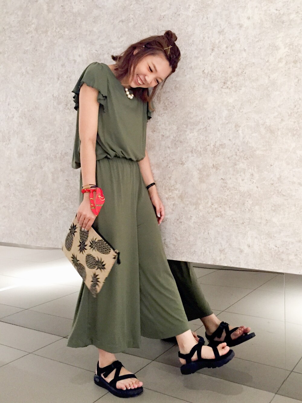 「休日スタイル、ラフ、summer、outfit、シンプルスタイル、サロペット、オールインワン、カーキ、Discoat Parisien、Discoat」｜「Discoat Parisienのベア肩フリルカットサロペット（サロペット/オーバーオール、グリーン系）」を使った、CHIHIROさん（レディース・160cm）の夏コーディネートの1枚目の写真