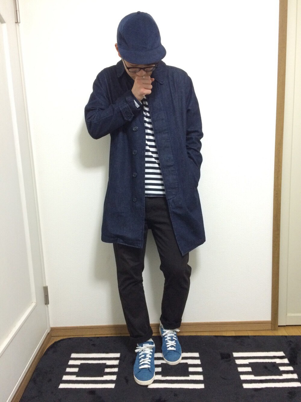 ブルー系のスニーカー、ブルー系のデニムジャケット、ブルー系のキャップを着用したメンズの春コーディネートの1枚目の写真