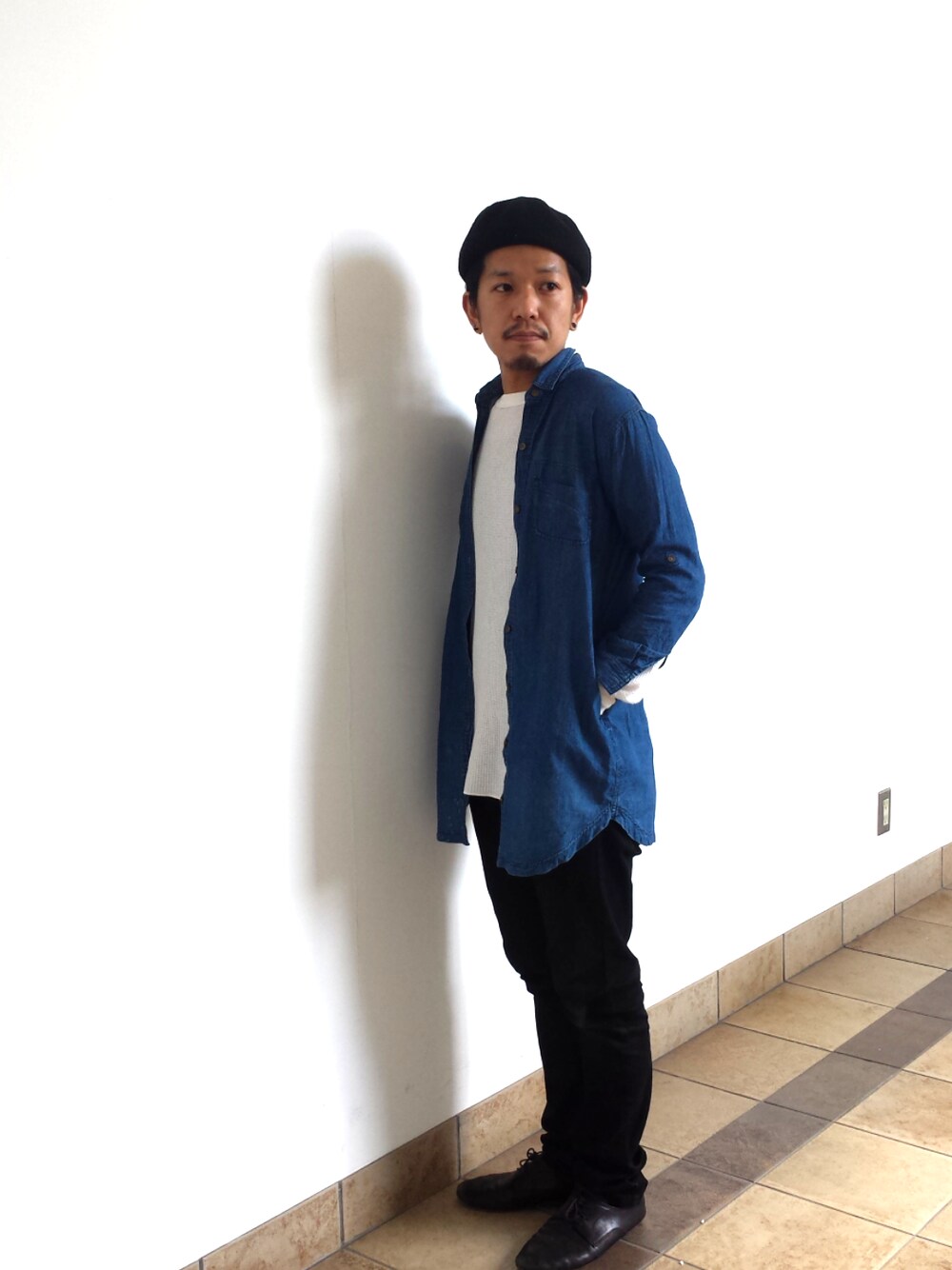 ブルー系のシャツ/ブラウス、ブラック系のデニムパンツ、ブラック系のドレスシューズを着用したメンズの春コーディネートの1枚目の写真