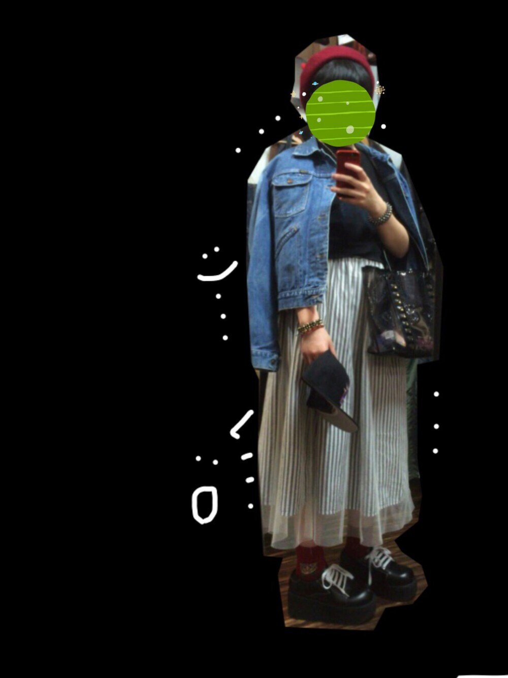 ブルー系のデニムジャケット、ブラック系のTシャツ/カットソー、ブラック系のトートバッグを着用したレディースの春コーディネートの1枚目の写真