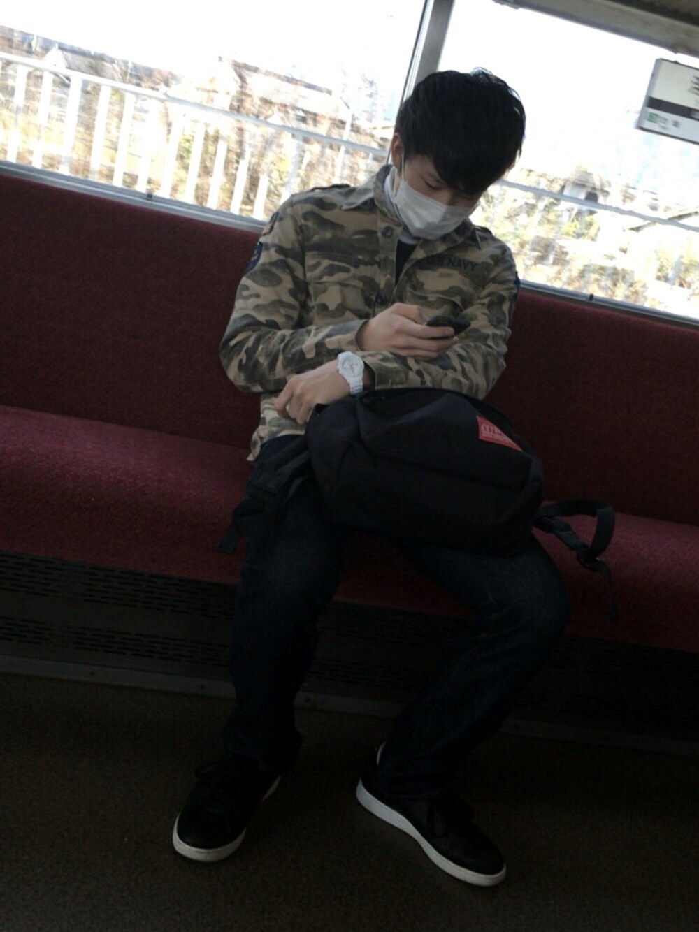 その他のシャツ/ブラウス、ブラック系のバックパック/リュック、ホワイト系のアナログ腕時計を着用したメンズの春コーディネートの1枚目の写真