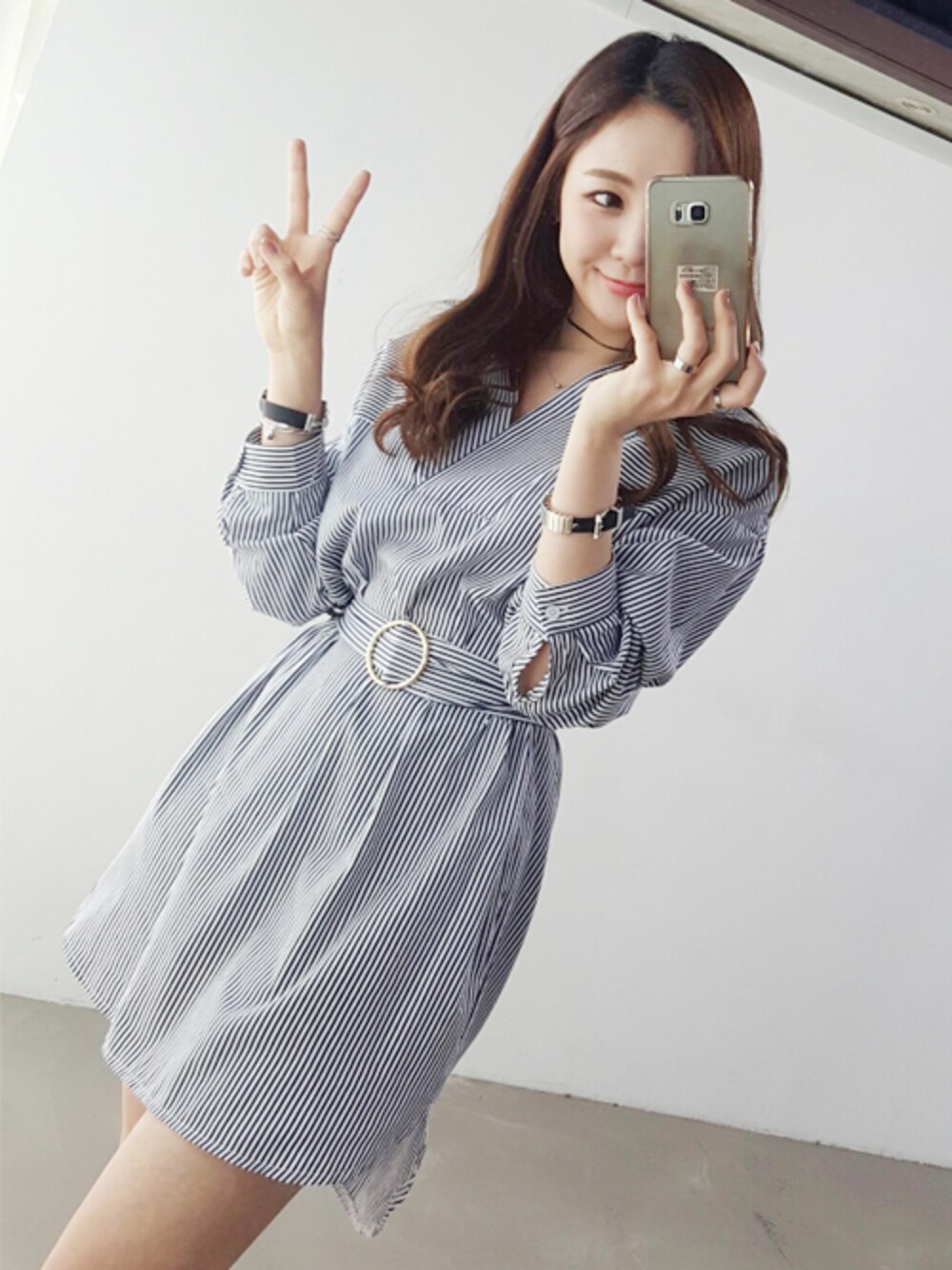 ブルー系のシャツ/ブラウスを着用したレディースの春コーディネートの1枚目の写真