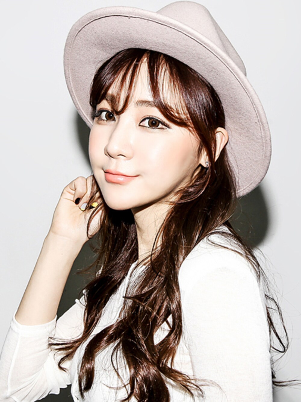 ピンク系のハットを着用したレディースの春コーディネートの1枚目の写真